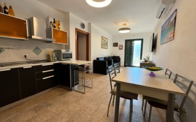 PRESTIGIOSO APPARTAMENTO ARREDATO AL PIANO TERRA A 50 METRI DAL MARE