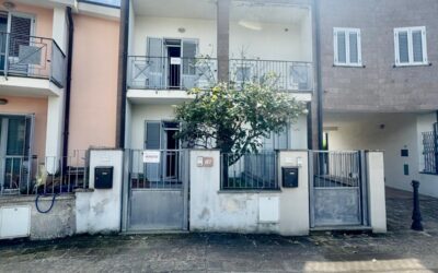 CASA INDIPENDENTE CON AMPI SPAZI ESTERNI A BOSA